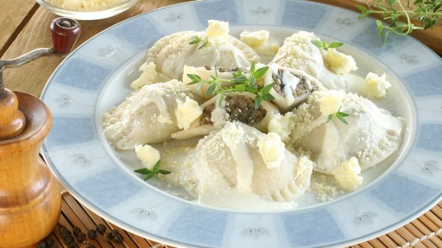 Jawo pierogi z kaszą i grzybami z sosem z bryndzy z parmezanem i szałwią_72dpi